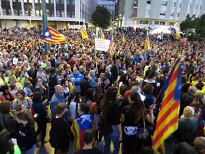 Concentració a la plaça de la Constitució convocada per la plataforma Girona Vota a favor del Referèndum
