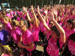 Cursa de la Dona 2017. Concentraci&oacute; i sortida del Parc de la Devesa i cursa pels carrers de Girona