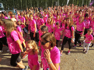 Cursa de la Dona 2017. Concentraci&oacute; i sortida del Parc de la Devesa i cursa pels carrers de Girona