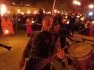 Fires 2017. Espectacle de foc i m&uacute;sica Llumin&agrave;ries de Fires, amb Taller de Magn&egrave;sia i Els Berros de la Cort