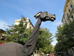 Fires 2017. Passejada amb la Mula Baba i teatre de titelles a la Rambla de la Llibertat