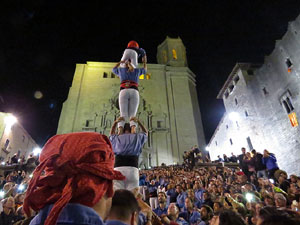 Fires 2017. Pujada d'un pilar per les escales de la Catedral, a càrrec dels Marrecs de Salt