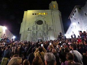 Fires 2017. Pujada d'un pilar per les escales de la Catedral, a càrrec dels Marrecs de Salt