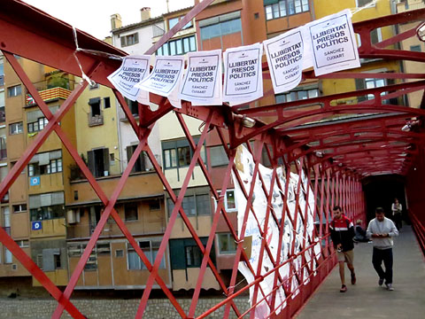 El pont de les Peixateries Velles, l'endemà de la manifestació, amb pancartes i cartells