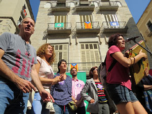 Marat&oacute; per la democr&agrave;cia. Concentraci&oacute; i parlaments a la pla&ccedil;a del Vi