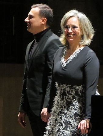 Carles Lama i Sofia Cabruja saludant al final de l'actuació