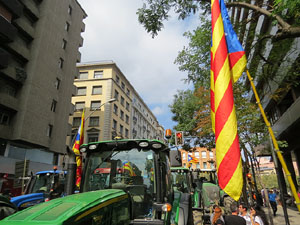 Marxa pagesa. Concentraci&oacute; de 500 tractors als carrers de Girona