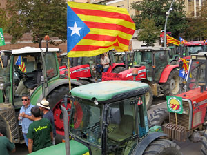 Marxa pagesa. Concentraci&oacute; de 500 tractors als carrers de Girona