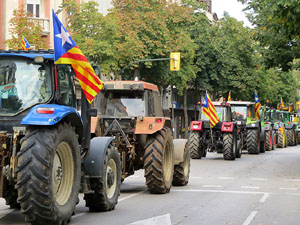 Marxa pagesa. Concentraci&oacute; de 500 tractors als carrers de Girona