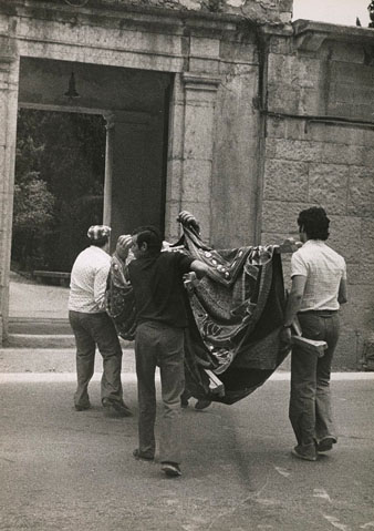 Els gegants de Girona al cementiri. Descarregada del Gegant davant el cementiri. Juny 1976