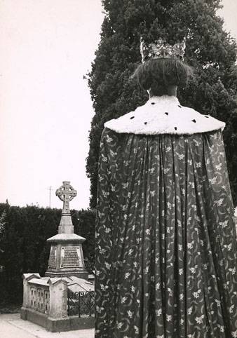 Els gegants de Girona al cementiri. El gegant a l'interior del cementiri. Juny 1976