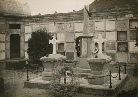 Monument a Ferrández i Bellés fet per l'escultor F. Planes el 1889. Hi figura la inscripció: 'Ramon Ferrández Laplaza. Manuel Bellés Casanova'. 1932