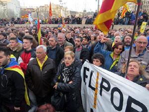 Concentraci&oacute; 'Puigdemont President' davant la Subdelegaci&oacute; del Govern a Jaume I