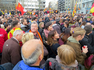 Concentraci&oacute; 'Puigdemont President' davant la Subdelegaci&oacute; del Govern a Jaume I