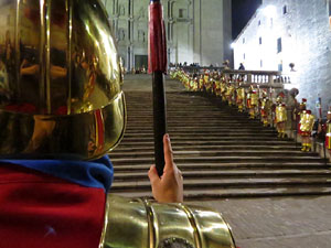 Setmana Santa 2018 a Girona. Sortida dels Manaies per lliurar el Pen&oacute;