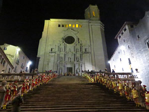 Setmana Santa 2018 a Girona. Sortida dels Manaies per lliurar el Pen&oacute;