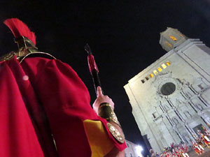 Setmana Santa 2018 a Girona. Sortida dels Manaies per lliurar el Pen&oacute;