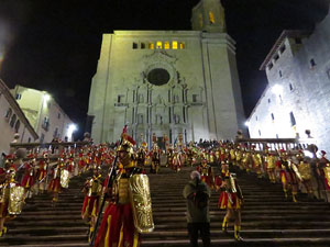 Setmana Santa 2018 a Girona. Sortida dels Manaies per lliurar el Pen&oacute;