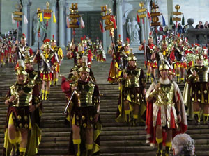 Setmana Santa 2018 a Girona. Sortida dels Manaies per lliurar el Pen&oacute;