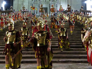 Setmana Santa 2018 a Girona. Sortida dels Manaies per lliurar el Pen&oacute;