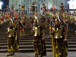 Setmana Santa 2018 a Girona. Sortida dels Manaies per lliurar el Pen&oacute;