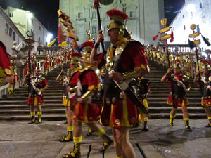 Setmana Santa 2018 a Girona. Sortida dels Manaies per lliurar el Pen&oacute;