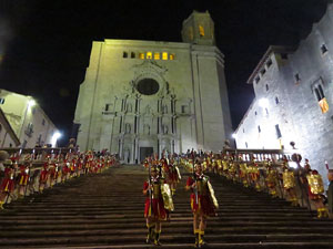 Setmana Santa 2018 a Girona. Sortida dels Manaies per lliurar el Pen&oacute;