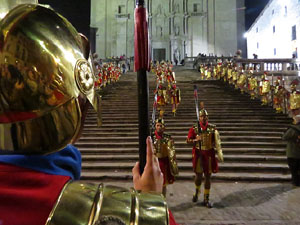 Setmana Santa 2018 a Girona. Sortida dels Manaies per lliurar el Pen&oacute;