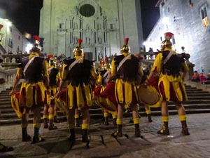 Setmana Santa 2018 a Girona. Sortida dels Manaies per lliurar el Pen&oacute;