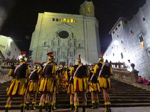 Setmana Santa 2018 a Girona. Sortida dels Manaies per lliurar el Pen&oacute;