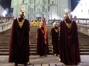 Setmana Santa 2018 a Girona. Sortida dels Manaies per lliurar el Pen&oacute;