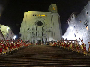 Setmana Santa 2018 a Girona. Sortida dels Manaies per lliurar el Pen&oacute;
