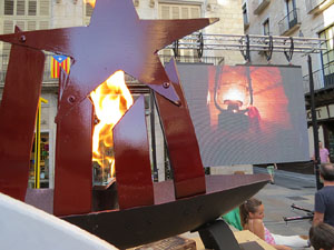 Encesa del foc a la plaça del Vi