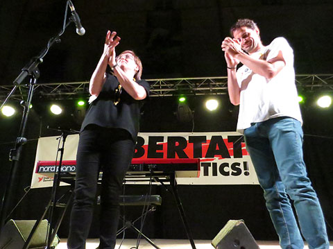 Anna Puigdemont i Sergi Font durant la lectura del manifest