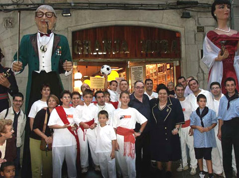 Comiat del local social dels Amics dels Gegants de Girona, 2002. Els gegants Cugat i la seva Musa, davant la Granja Mora