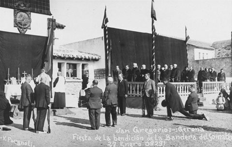Festa de la benedicció de la bandera del Sometent a Sant Gregori. Gent agenollada davant un altar a l'aire lliure instal·lat davant l'escola de Sant Gregori. 27 de gener de 1929
