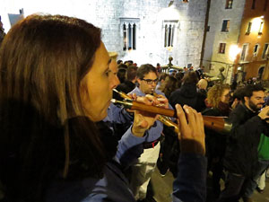 Fires 2018. Pujada d'un pilar per les escales de la Catedral, a càrrec dels Marrecs de Salt