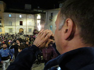 Fires 2018. Pujada d'un pilar per les escales de la Catedral, a càrrec dels Marrecs de Salt