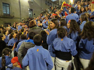 Fires 2018. Pujada d'un pilar per les escales de la Catedral, a càrrec dels Marrecs de Salt
