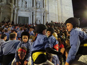 Fires 2018. Pujada d'un pilar per les escales de la Catedral, a càrrec dels Marrecs de Salt
