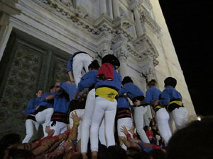 Fires 2018. Pujada d'un pilar per les escales de la Catedral, a càrrec dels Marrecs de Salt