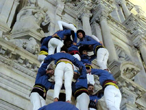 Fires 2018. Pujada d'un pilar per les escales de la Catedral, a càrrec dels Marrecs de Salt