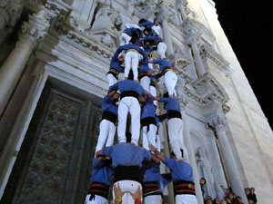 Fires 2018. Pujada d'un pilar per les escales de la Catedral, a càrrec dels Marrecs de Salt