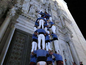 Fires 2018. Pujada d'un pilar per les escales de la Catedral, a càrrec dels Marrecs de Salt