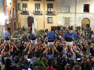 Fires 2018. Pujada d'un pilar per les escales de la Catedral, a càrrec dels Marrecs de Salt