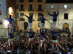 Fires 2018. Pujada d'un pilar per les escales de la Catedral, a càrrec dels Marrecs de Salt