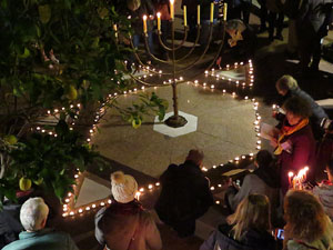 Nadal 2018 a Girona. Encesa de les llums de Hanukkà al pati dels Rabins
