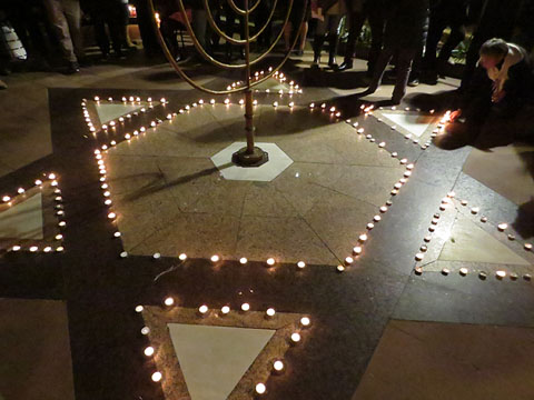 Il·luminació de l'estrella de David al pati dels Rabins