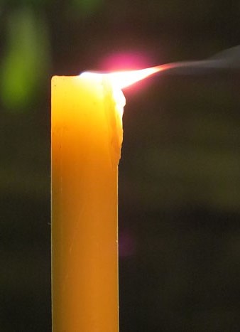 Encesa del xamaix, l'espelma testimoni amb la que s'encenen les altres