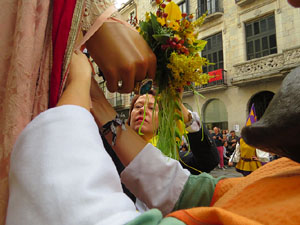 Fires de Sant Narc&iacute;s 2018. Toc de rams. Canvi dels rams de flors de les gegantes de Girona